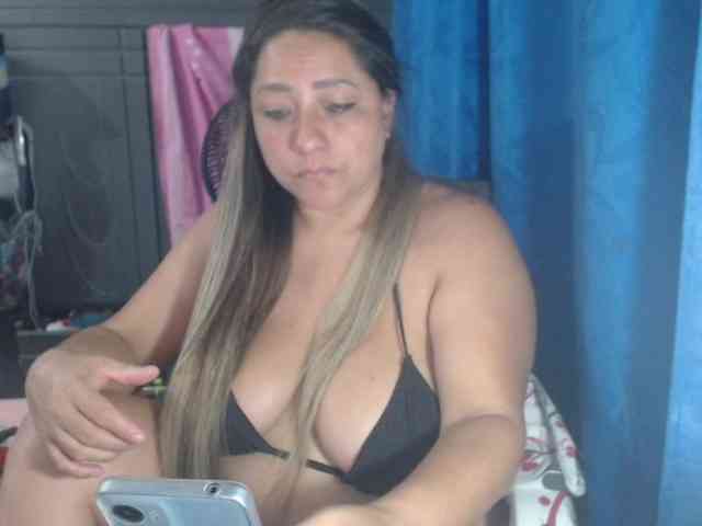 adrianamilf44 webcam