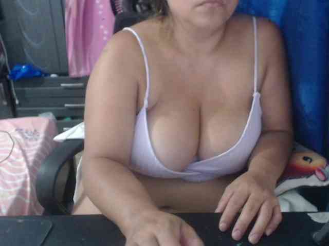 adrianamilf44 webcam