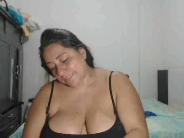 adrianamilf44 webcam