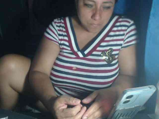 adrianamilf44 webcam