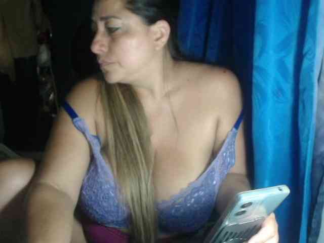 adrianamilf44 webcam