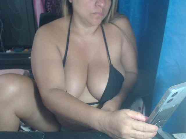 adrianamilf44 webcam