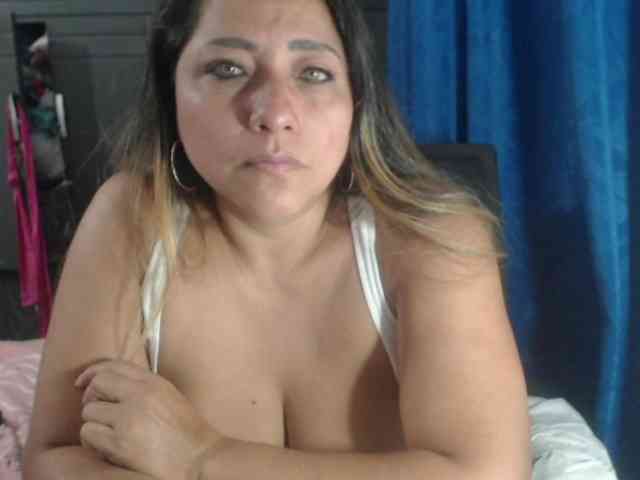 adrianamilf44 webcam