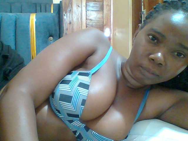 Sexyebonygal live cam on BongaCams