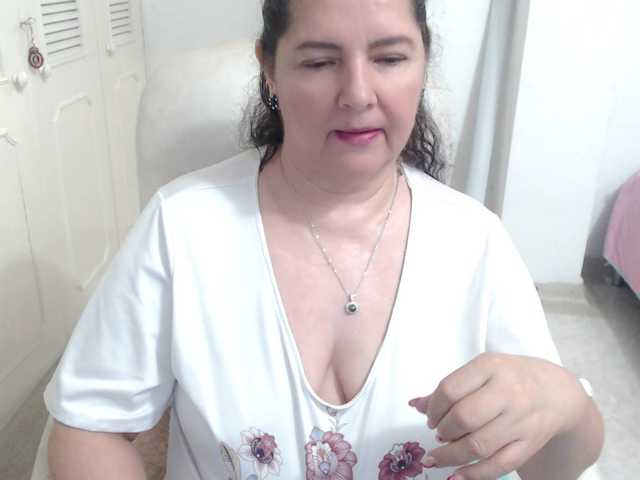 leonela's BongaCams show and profile