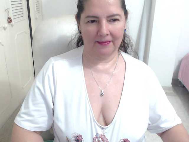 leonela's BongaCams show and profile