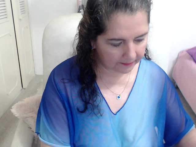 leonela's BongaCams show and profile