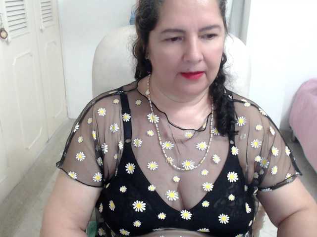 leonela's BongaCams show and profile