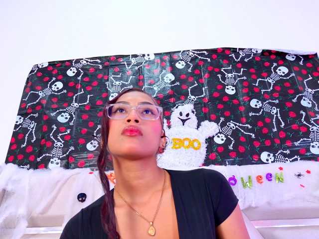 YesyHills live cam on BongaCams
