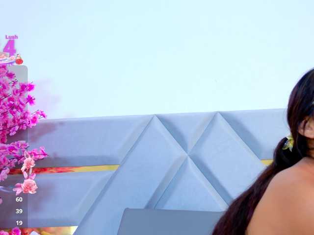 YesyHills live cam on BongaCams