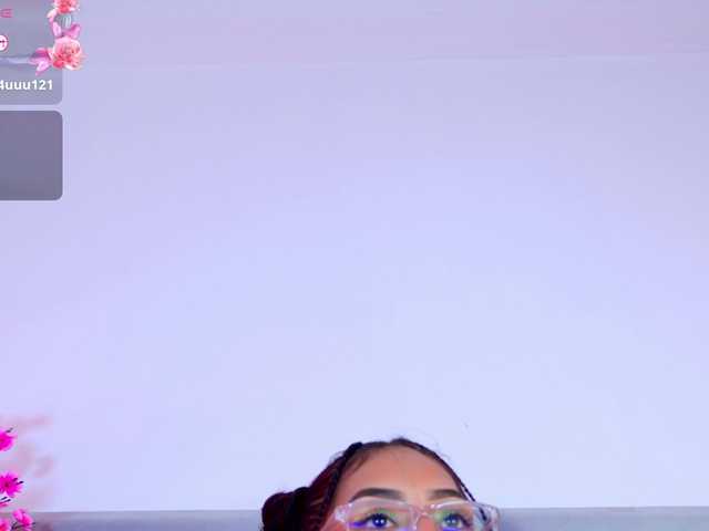 YesyHills live cam on BongaCams