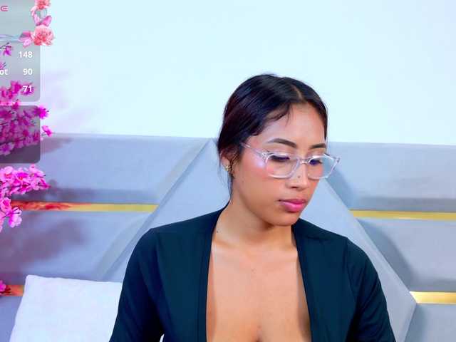 YesyHills live cam on BongaCams