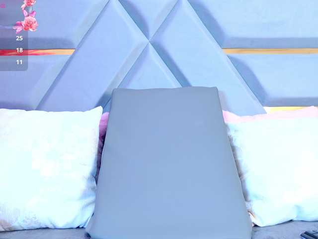 YesyHills live webcam show