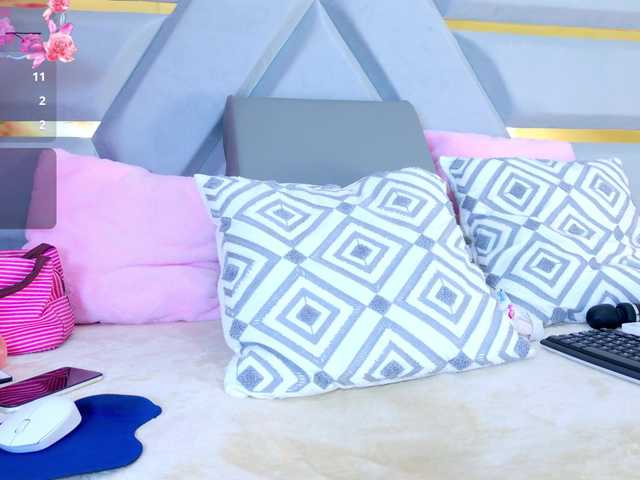 YesyHills live cam on BongaCams