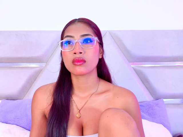 YesyHills live cam on BongaCams