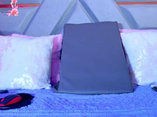 YesyHills live cam on BongaCams
