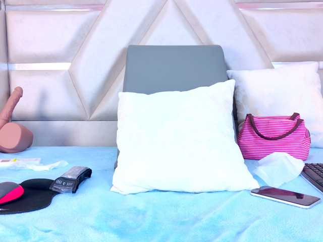 YesyHills live cam on BongaCams