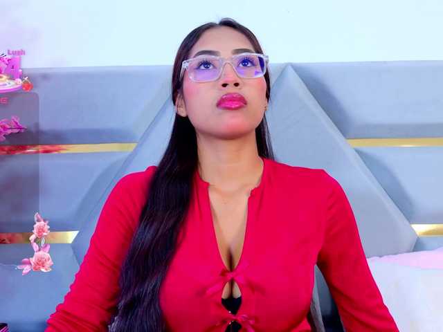 YesyHills live cam on BongaCams