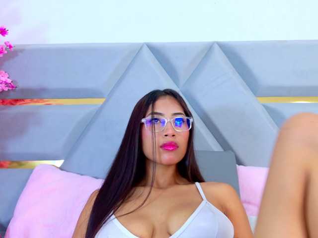 YesyHills live cam on BongaCams