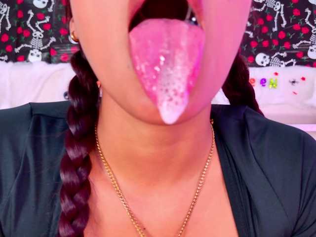 YesyHills live cam on BongaCams