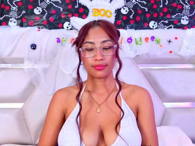 YesyHills live cam on BongaCams
