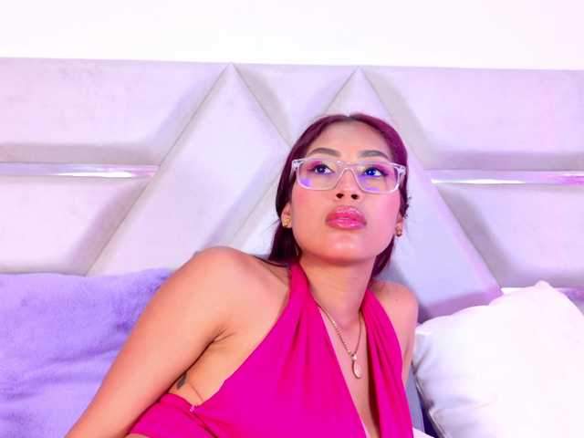 YesyHills live cam on BongaCams