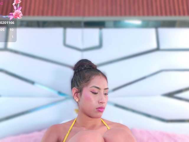 YesyHills live cam on BongaCams