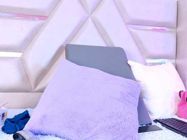YesyHills live cam on BongaCams