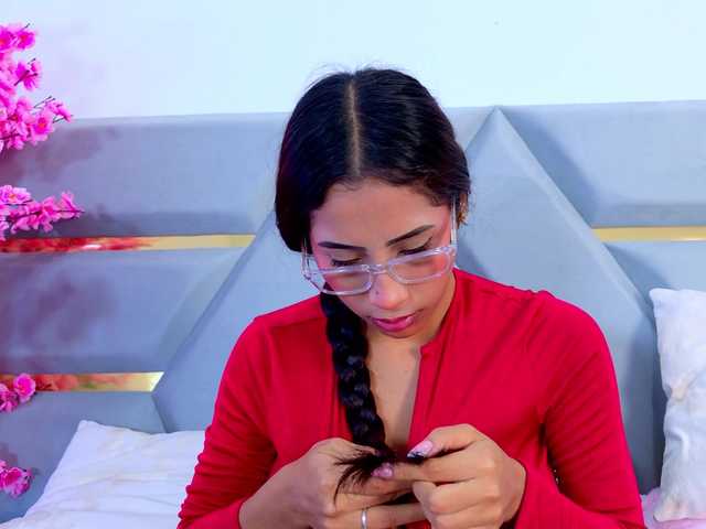 YesyHills live cam on BongaCams