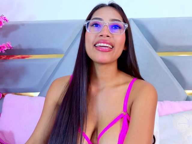YesyHills live cam on BongaCams