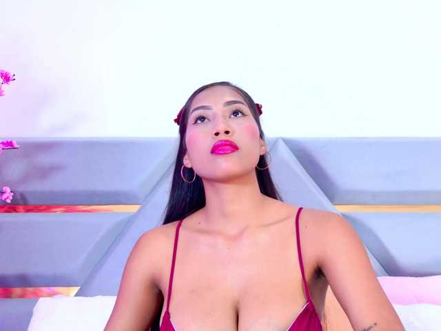 YesyHills live cam on BongaCams
