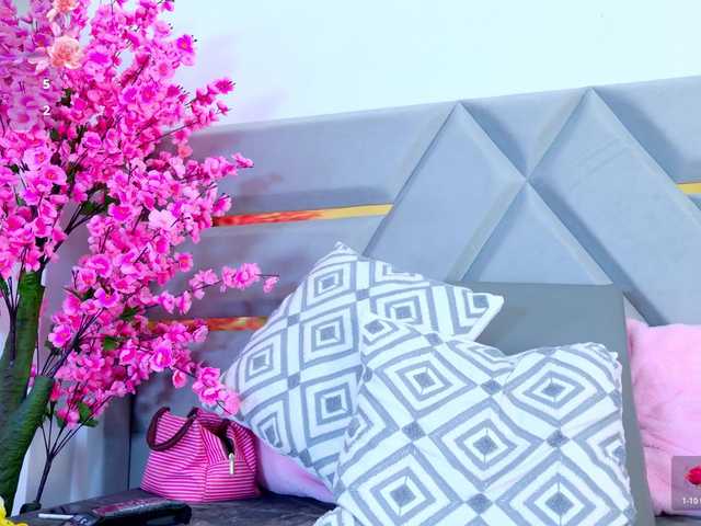 YesyHills live cam on BongaCams