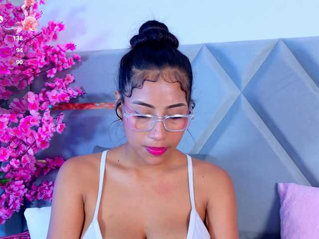 YesyHills live cam on BongaCams