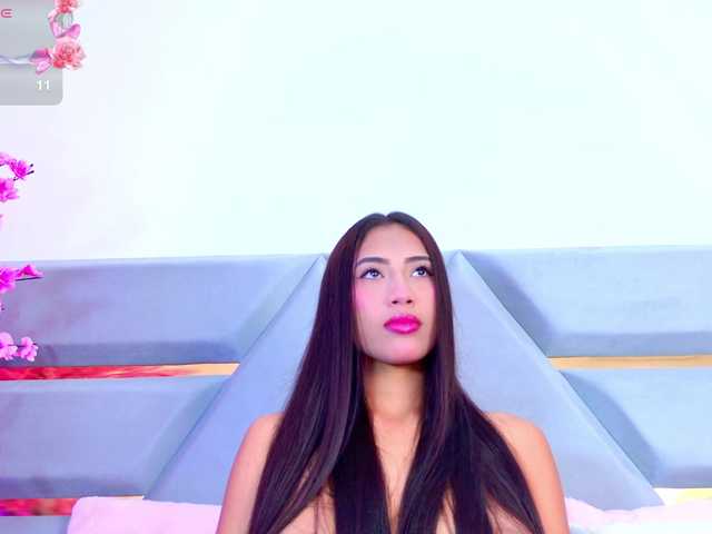 YesyHills live webcam show