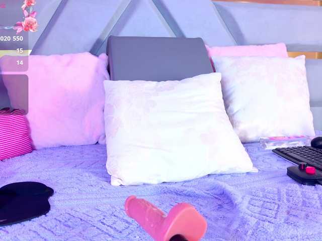 YesyHills live cam on BongaCams