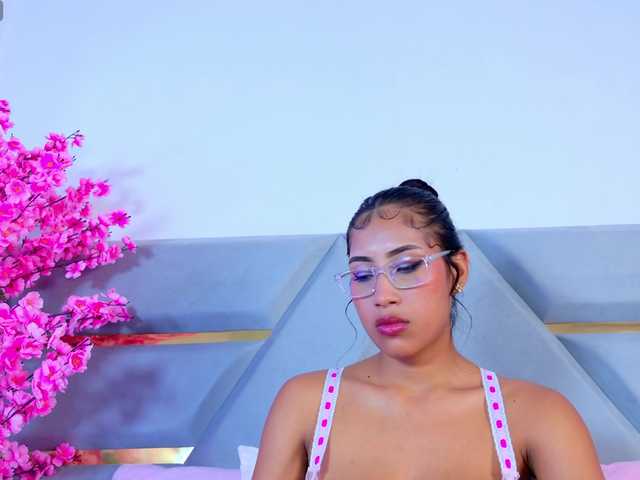 YesyHills live cam on BongaCams