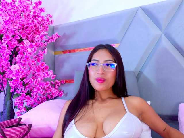 YesyHills live cam on BongaCams