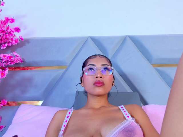 YesyHills live cam on BongaCams