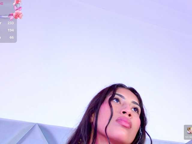 YesyHills live cam on BongaCams