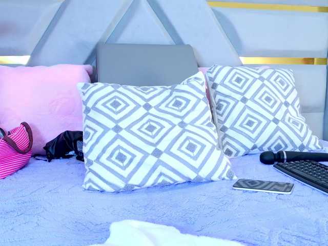 YesyHills live cam on BongaCams