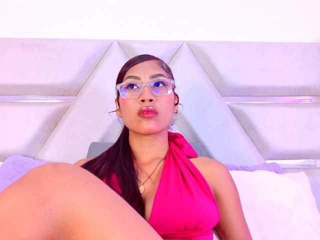 YesyHills live cam on BongaCams