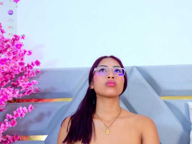YesyHills live cam on BongaCams