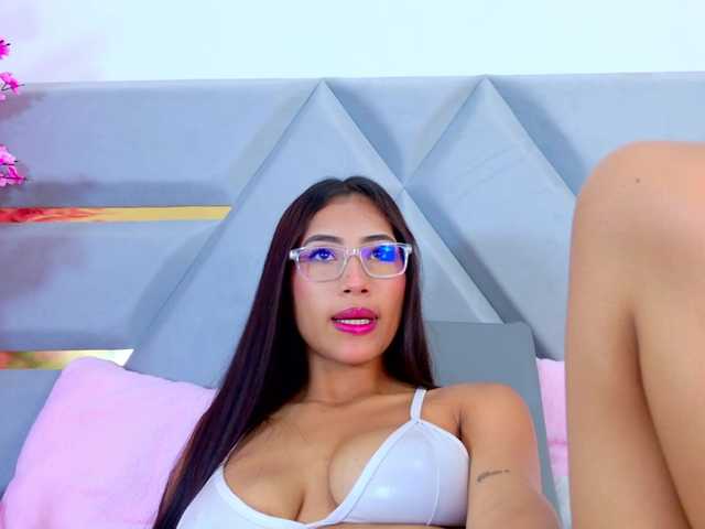 YesyHills live cam on BongaCams