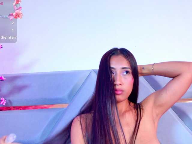 YesyHills live cam on BongaCams