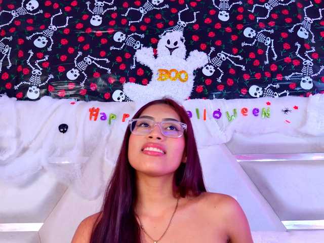 YesyHills live cam on BongaCams