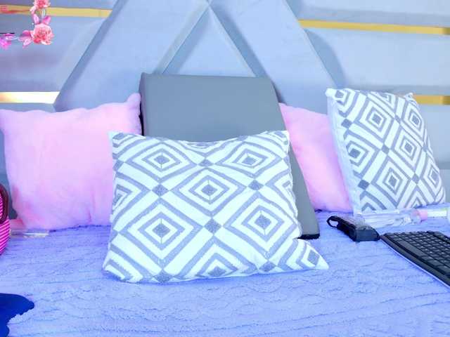 YesyHills live cam on BongaCams