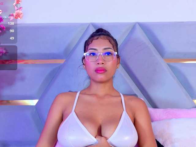 YesyHills live cam on BongaCams