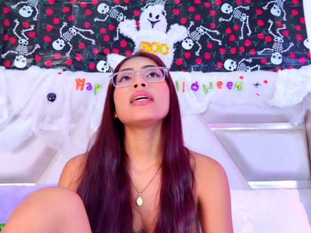 YesyHills live cam on BongaCams