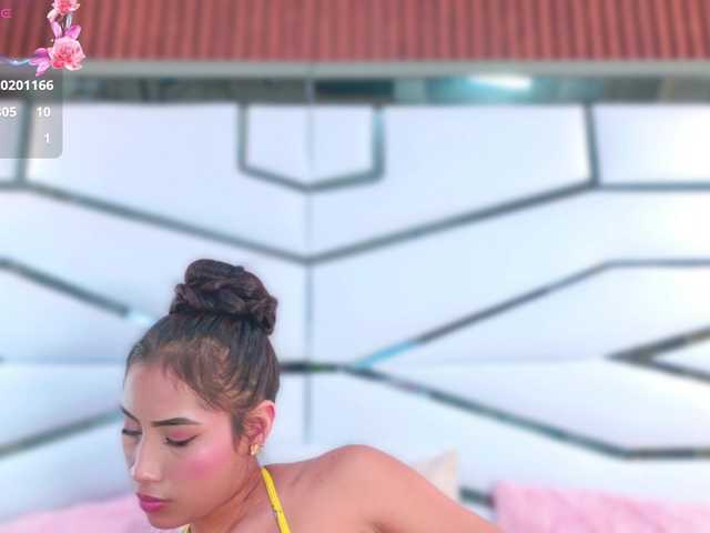 YesyHills live cam on BongaCams