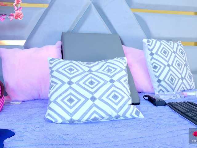 YesyHills live cam on BongaCams